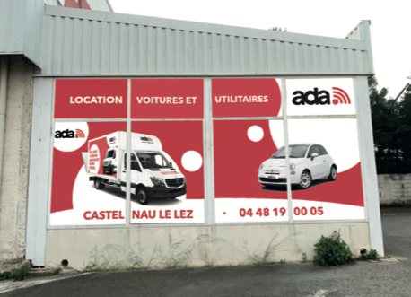 La vitrophanie posée sur la façade de l'agence